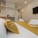 Gallery With Parking 게스트하우스 자다르