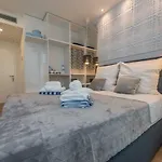 Gallery With Parking 게스트하우스 3*