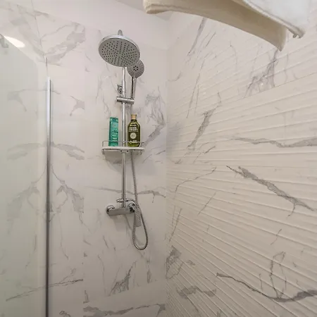 Gallery With Parking Affittacamere